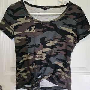 Love Streak Camo Print Knot Front Short Sleeve Top Junior's Sz M